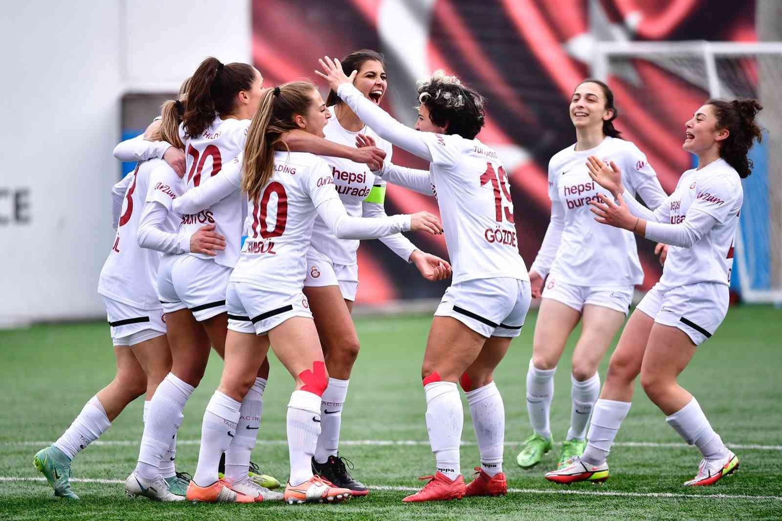 Turkcell Kadın Futbol Süper Ligi: Galatasaray: 2 - Fatih Karagümrük: 1 Galatasaray, Turkcell Kadın Futbol Süper Ligi 14. haftasında Fatih Karagümrük’ü 2-1 mağlup etti. Galatasaray Kadın Futbol Takımı, Turkcell Kadın ...