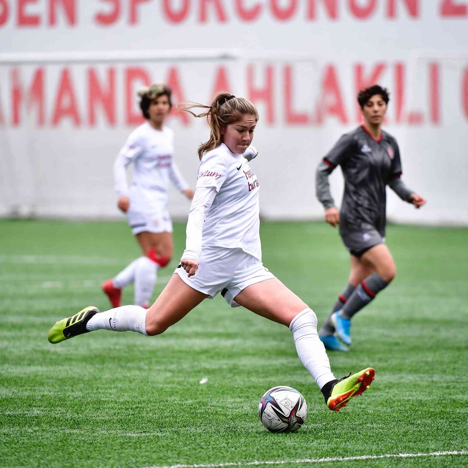 Turkcell Kadın Futbol Süper Ligi: Galatasaray: 2 - Fatih Karagümrük: 1 Galatasaray, Turkcell Kadın Futbol Süper Ligi 14. haftasında Fatih Karagümrük’ü 2-1 mağlup etti. Galatasaray Kadın Futbol Takımı, Turkcell Kadın ...