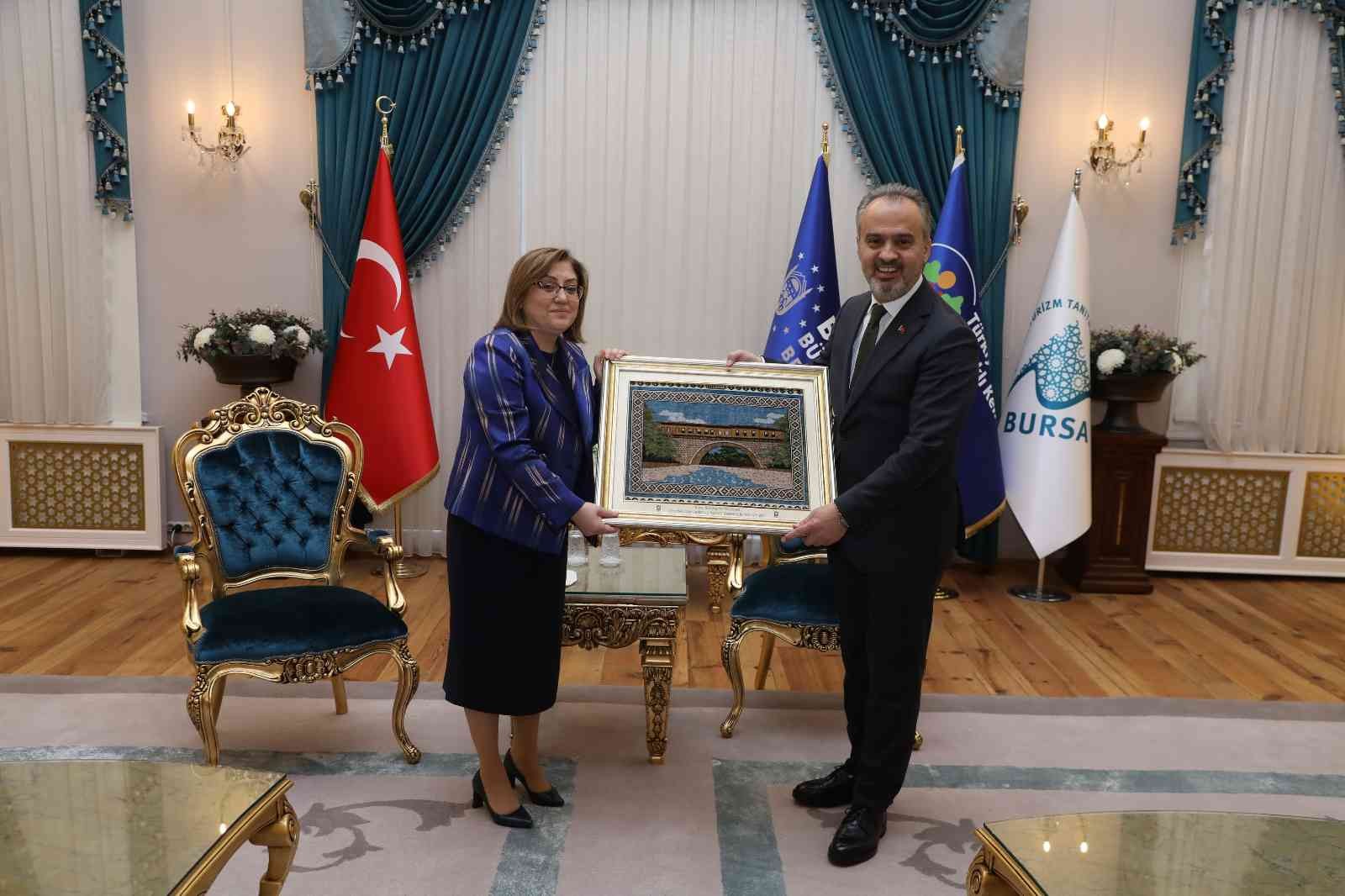 Türkiye Belediyeler Birliği Başkanı Şahin’den tarihi dönüşüme övgü Türkiye Belediyeler Birliği ve Gaziantep Büyükşehir Belediyesi Başkanı Fatma Şahin, Bursa’nın Tarihi Çarşı ve Hanlar Bölgesi’nde gerçekleştirilen ...