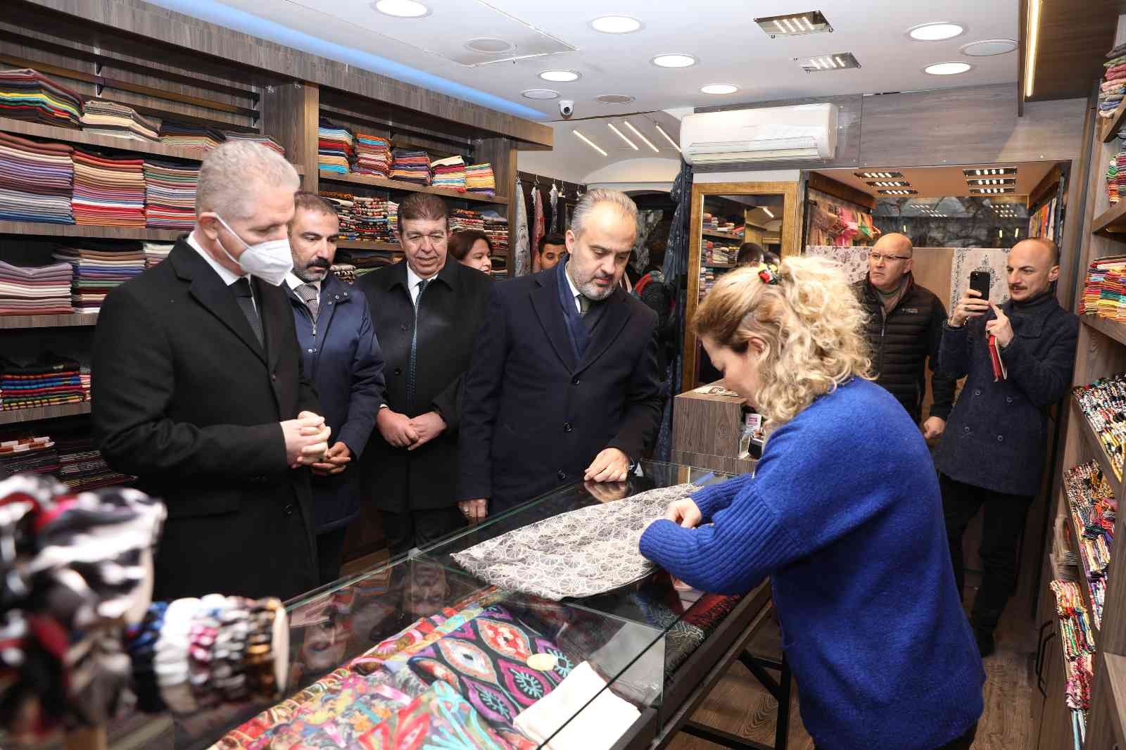 Türkiye Belediyeler Birliği Başkanı Şahin’den tarihi dönüşüme övgü Türkiye Belediyeler Birliği ve Gaziantep Büyükşehir Belediyesi Başkanı Fatma Şahin, Bursa’nın Tarihi Çarşı ve Hanlar Bölgesi’nde gerçekleştirilen ...