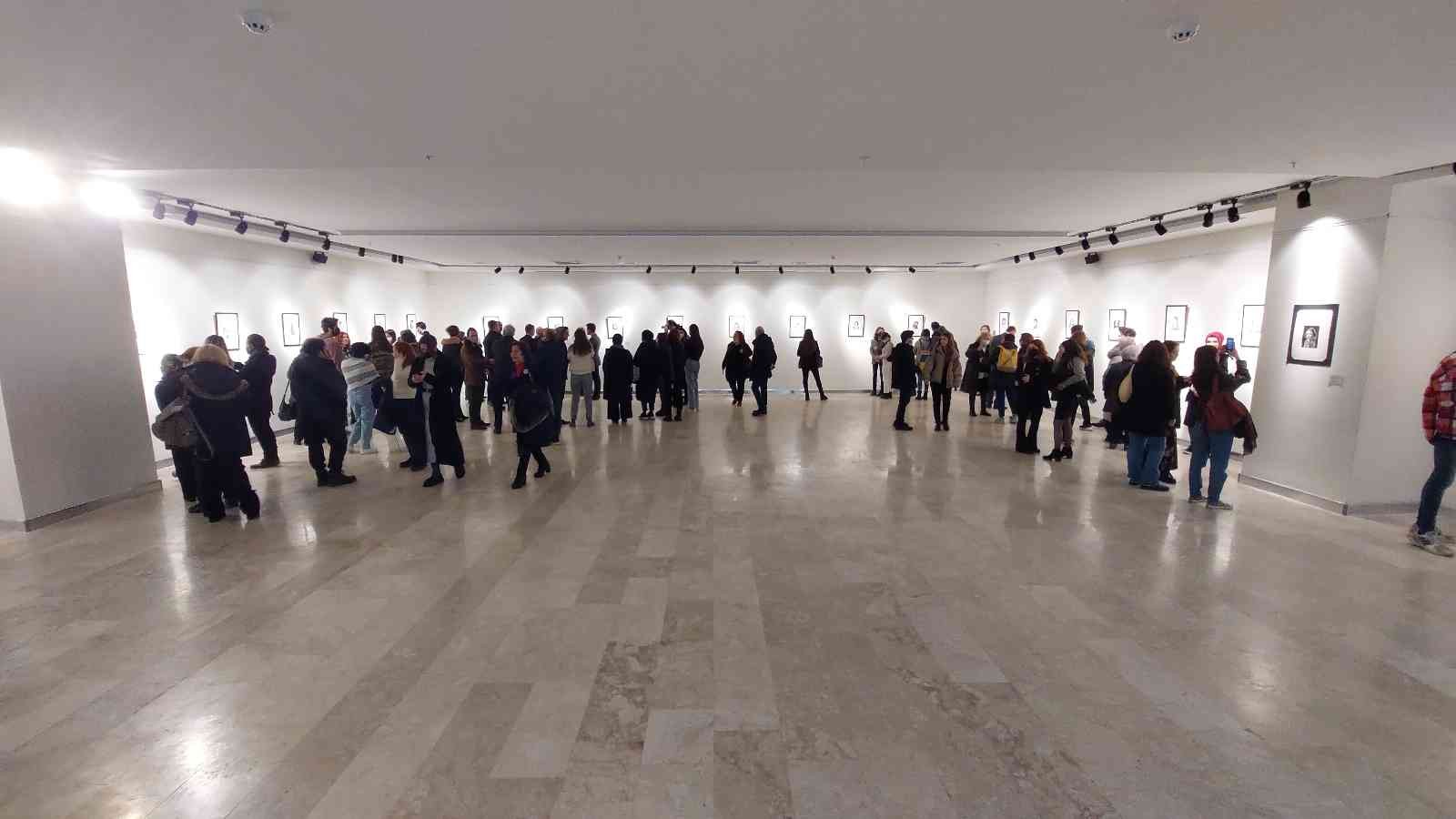 Türkiye’nin öncü kadınları unutulmadı 8 Mart Dünya Kadınlar Günü’nde birçok alanda Türk halkına öncülük eden kadınların gravür resim sergisi açıldı. Tekirdağ’da açılan sergiye ilgi ...