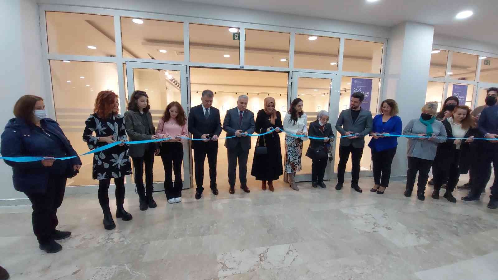 Türkiye’nin öncü kadınları unutulmadı 8 Mart Dünya Kadınlar Günü’nde birçok alanda Türk halkına öncülük eden kadınların gravür resim sergisi açıldı. Tekirdağ’da açılan sergiye ilgi ...