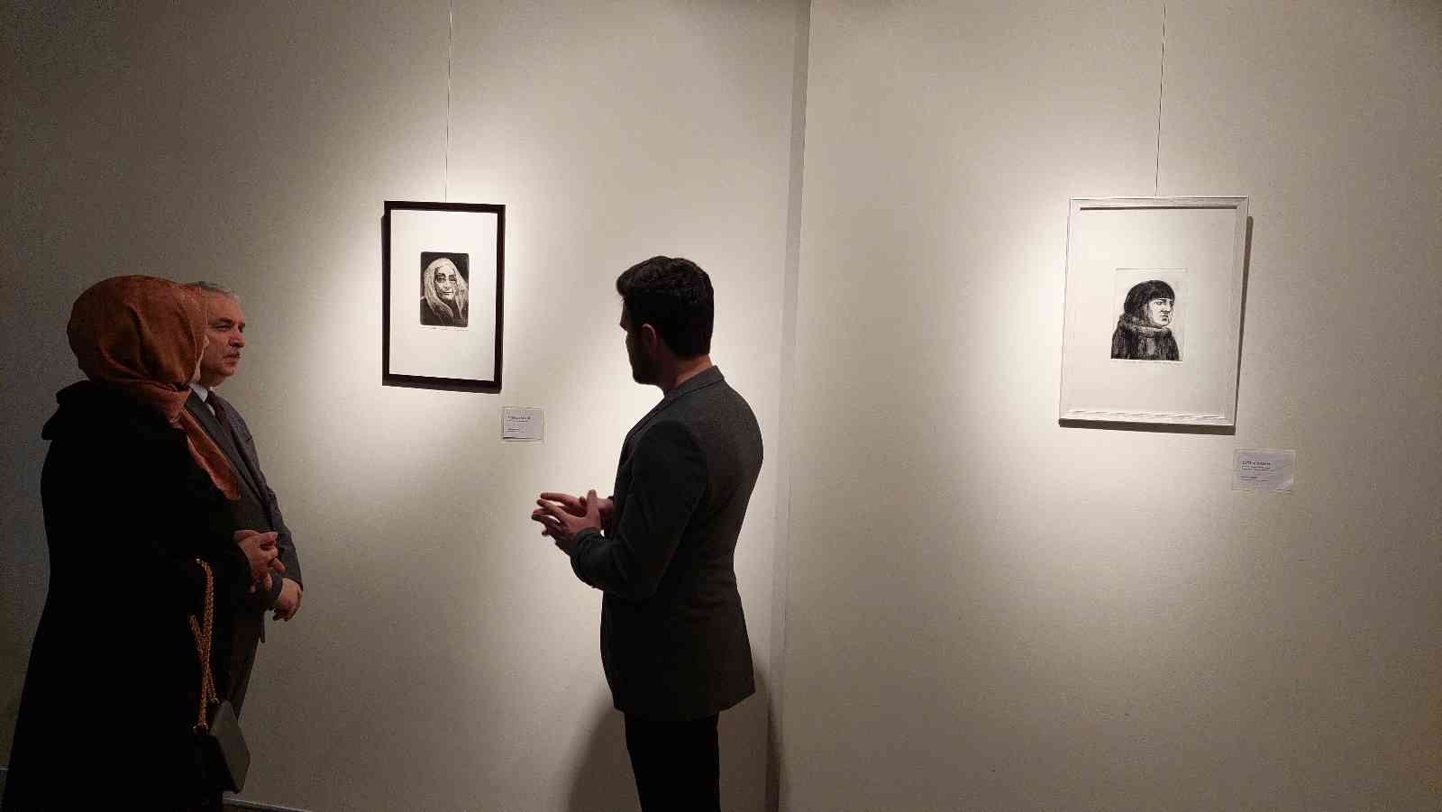 Türkiye’nin öncü kadınları unutulmadı 8 Mart Dünya Kadınlar Günü’nde birçok alanda Türk halkına öncülük eden kadınların gravür resim sergisi açıldı. Tekirdağ’da açılan sergiye ilgi ...