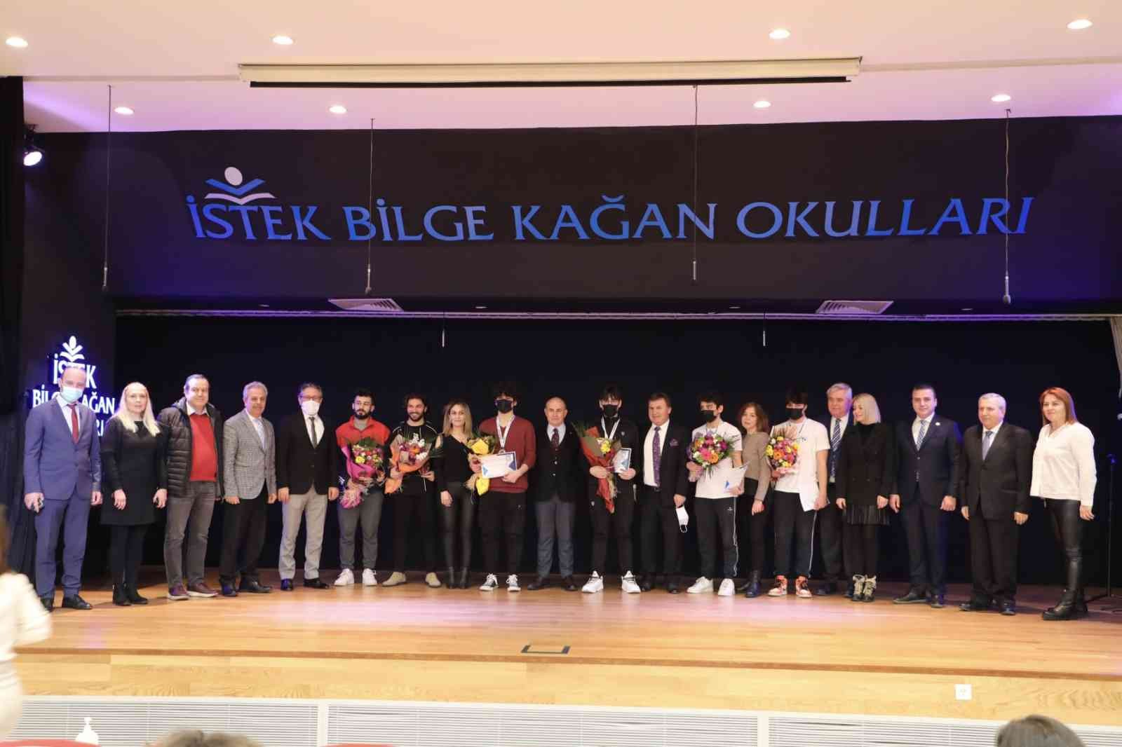 Türkiye’ye altın madalya kazandıran sporcular ödüllendirildi Macaristan’ın Eger kentinde düzenlenen Dünya Kulüplerarası Paletli Yüzme Şampiyonası’nda mücadele eden Bakırköy Ata Spor Kulübü sporcuları altın ...