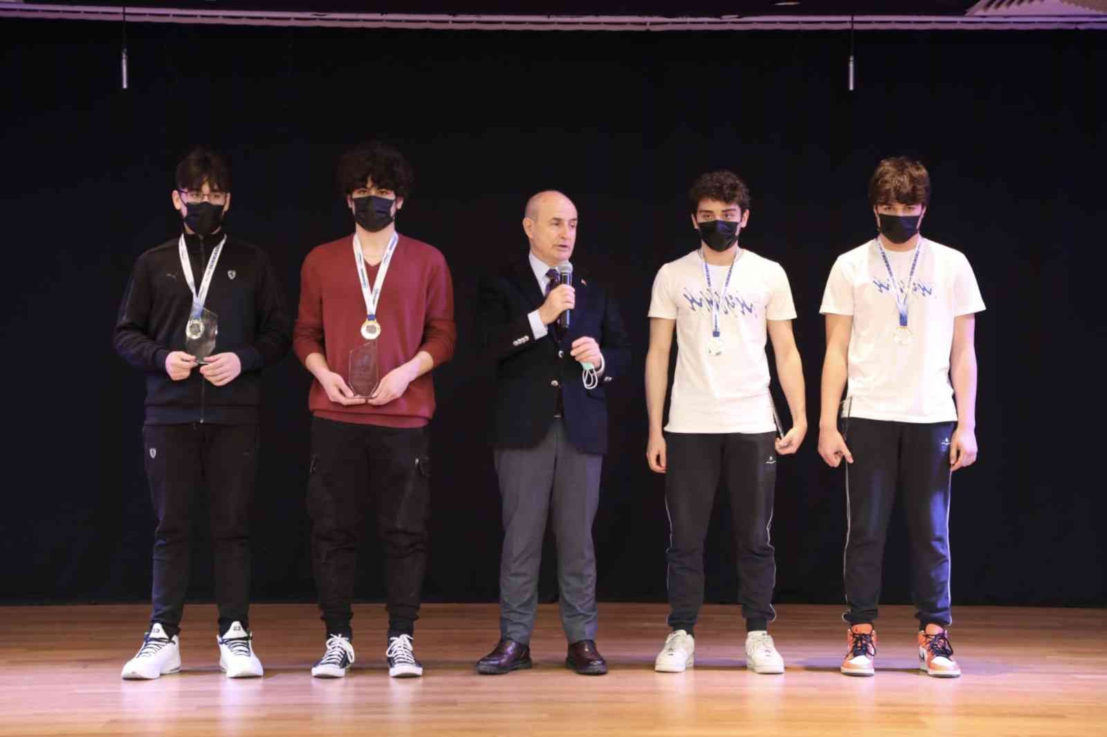 Türkiye’ye altın madalya kazandıran sporcular ödüllendirildi Macaristan’ın Eger kentinde düzenlenen Dünya Kulüplerarası Paletli Yüzme Şampiyonası’nda mücadele eden Bakırköy Ata Spor Kulübü sporcuları altın ...