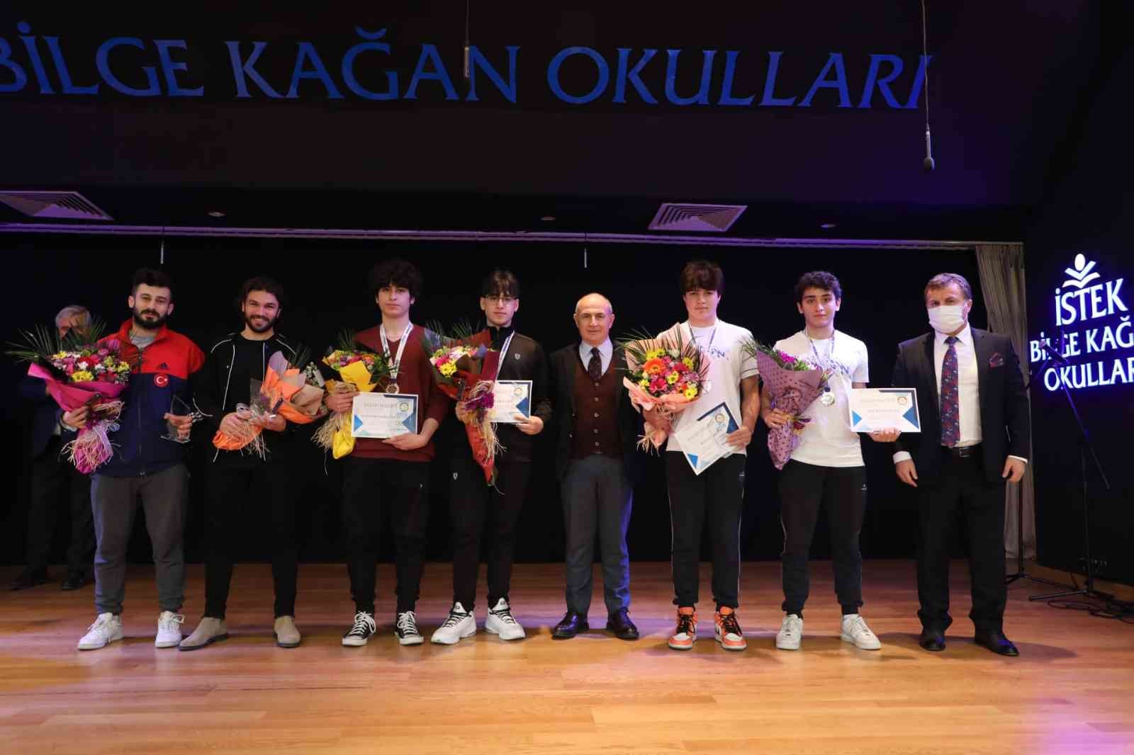 Türkiye’ye altın madalya kazandıran sporcular ödüllendirildi Macaristan’ın Eger kentinde düzenlenen Dünya Kulüplerarası Paletli Yüzme Şampiyonası’nda mücadele eden Bakırköy Ata Spor Kulübü sporcuları altın ...