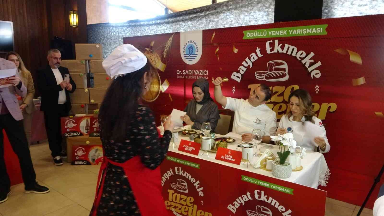 Tuzla’da “Bayat Ekmekle Taze Lezzetler” yarışması düzenlendi Tuzla Belediyesi tarafından bayat ekmek ve gıda israfına dikkat çekmek amacıyla ödüllü ’Bayat Ekmekle Taze Lezzetler 2022” yarışması düzenlendi ...