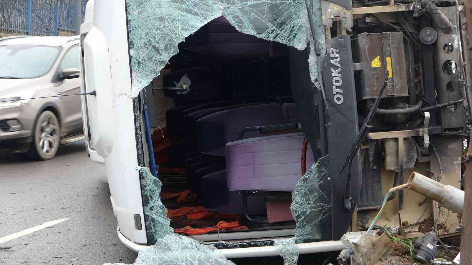 Tuzla’da midibüs refüje çıkıp yan yattı: 3 yaralı Tuzla’da sürücüsünün şerit değiştirmek istediği hafif ticari araç, servis midibüsüne yandan çarptı. Yan yatıp sürüklenen servis midibüsü içinde ...