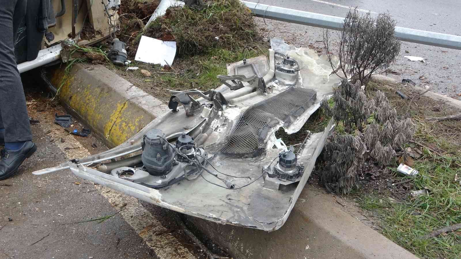 Tuzla’da midibüs refüje çıkıp yan yattı: 3 yaralı Tuzla’da sürücüsünün şerit değiştirmek istediği hafif ticari araç, servis midibüsüne yandan çarptı. Yan yatıp sürüklenen servis midibüsü içinde ...