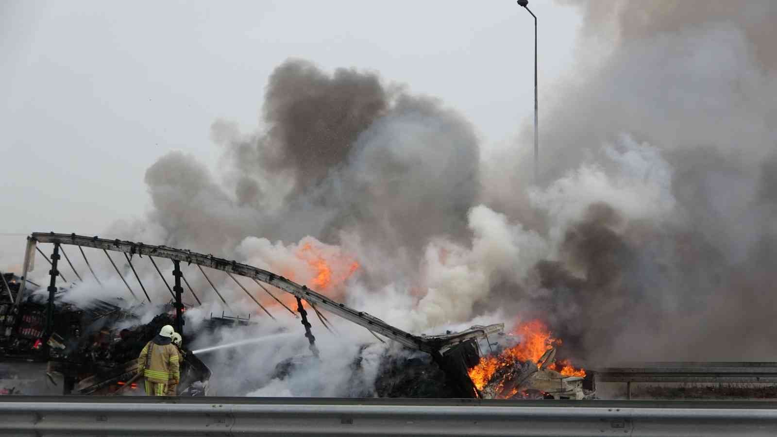 Tuzla’da otomobil tıra çarptı, çarpışmanın ardından tır ve otomobil alev alev yandı Tuzla’da Kuzey Marmara otoyolunda seyir halinde olan otomobil, seyir halindeki bir tıra arkadan hızla çarptı. Çarpmanın etkisiyle otomobilde ...