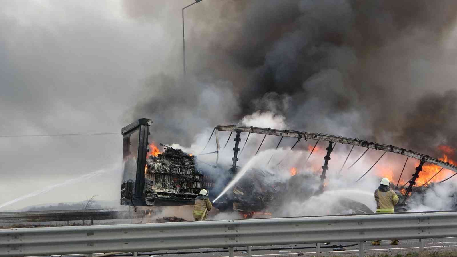 Tuzla’da otomobil tıra çarptı, çarpışmanın ardından tır ve otomobil alev alev yandı Tuzla’da Kuzey Marmara otoyolunda seyir halinde olan otomobil, seyir halindeki bir tıra arkadan hızla çarptı. Çarpmanın etkisiyle otomobilde ...