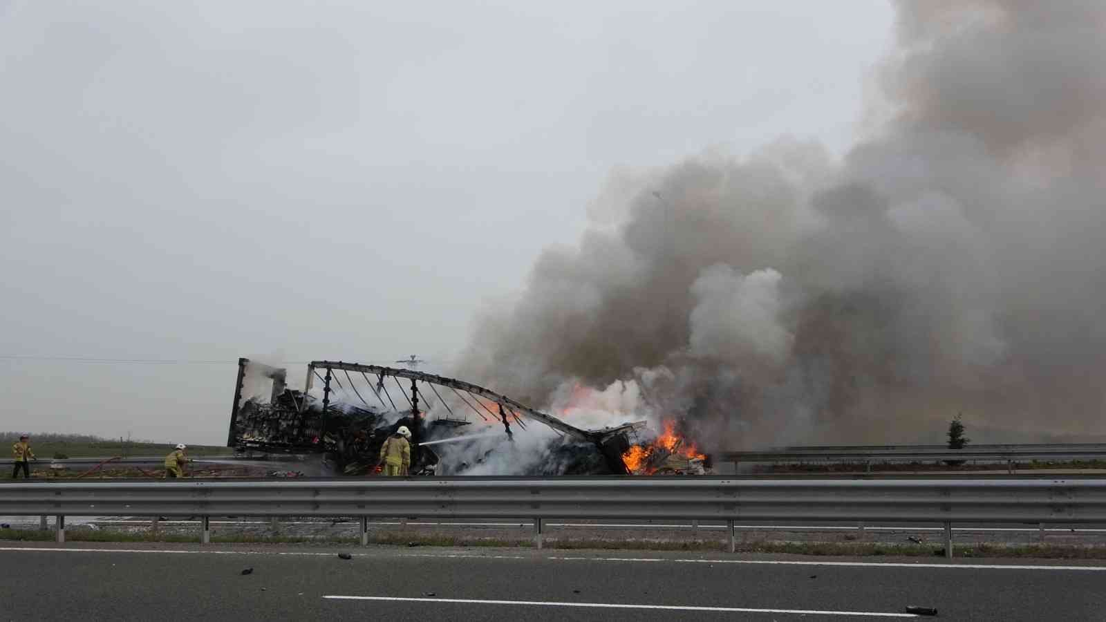 Tuzla’da otomobil tıra çarptı, çarpışmanın ardından tır ve otomobil alev alev yandı Tuzla’da Kuzey Marmara otoyolunda seyir halinde olan otomobil, seyir halindeki bir tıra arkadan hızla çarptı. Çarpmanın etkisiyle otomobilde ...