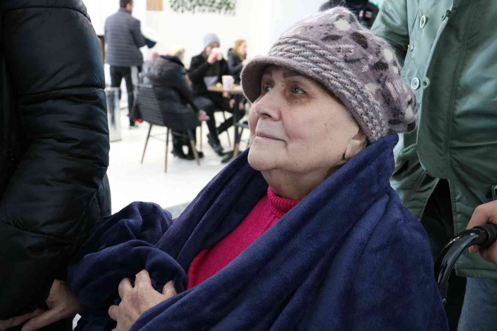 Ukrayna Odessa’da yaralı askerlerin sayısı artınca, hastanedeki diğer hastalar taburcu edildi EDİRNE (İHA) – Rusya ve Ukrayna arasında yaşanan savaşta Odessa kentindeki yaralı askerlerden dolayı daha önce hastanede tedavi gören diğer ...