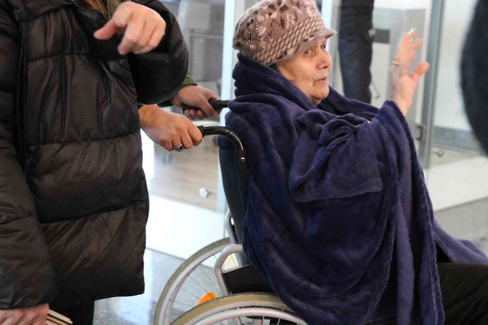 Ukrayna Odessa’da yaralı askerlerin sayısı artınca, hastanedeki diğer hastalar taburcu edildi EDİRNE (İHA) – Rusya ve Ukrayna arasında yaşanan savaşta Odessa kentindeki yaralı askerlerden dolayı daha önce hastanede tedavi gören diğer ...