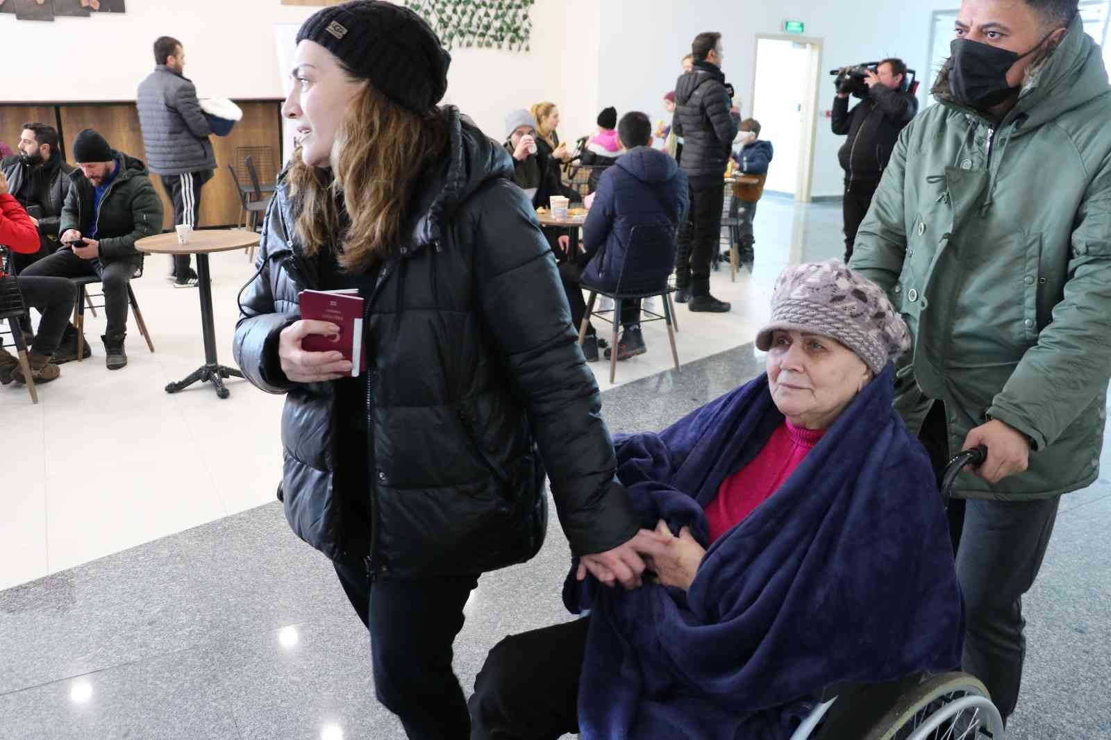 Ukrayna Odessa’da yaralı askerlerin sayısı artınca, hastanedeki diğer hastalar taburcu edildi EDİRNE (İHA) – Rusya ve Ukrayna arasında yaşanan savaşta Odessa kentindeki yaralı askerlerden dolayı daha önce hastanede tedavi gören diğer ...