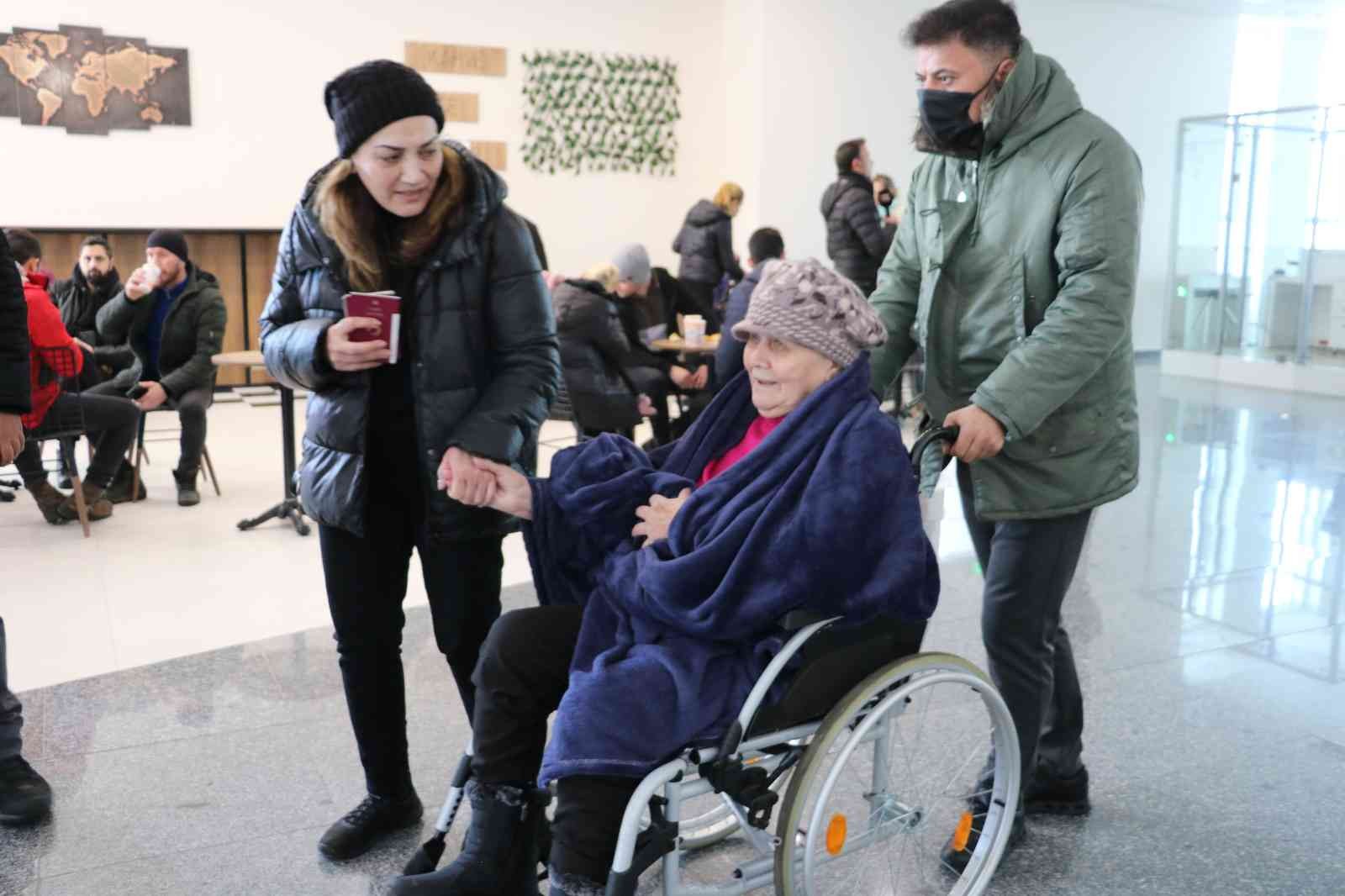 Ukrayna Odessa’da yaralı askerlerin sayısı artınca, hastanedeki diğer hastalar taburcu edildi EDİRNE (İHA) – Rusya ve Ukrayna arasında yaşanan savaşta Odessa kentindeki yaralı askerlerden dolayı daha önce hastanede tedavi gören diğer ...