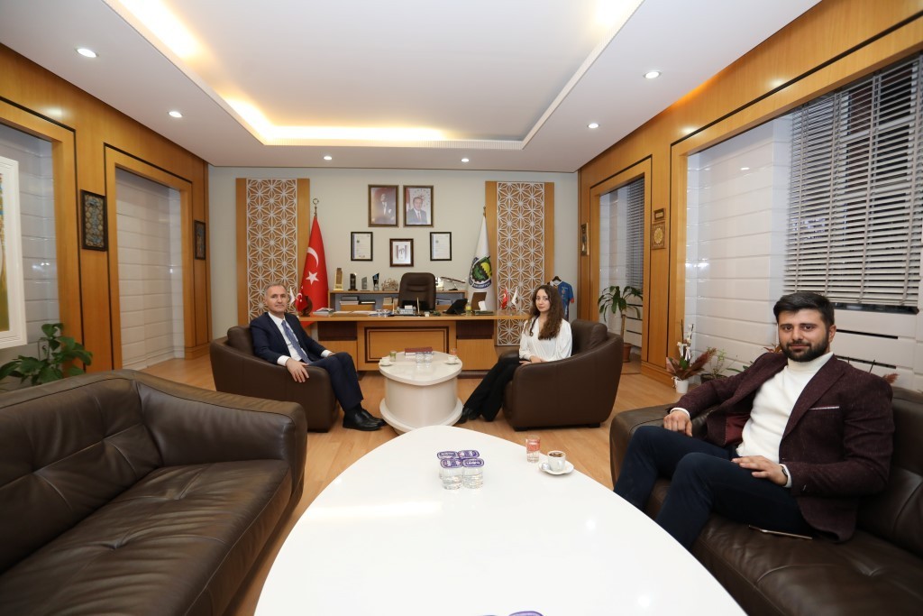 Ukrayna’da mahsur kalan Bursalı mimarlık öğrencisi Türkiye’ye döndü Ukrayna’nın Odessa şehrinde savaşın başlamasıyla mahsur kalan mimarlık öğrencisi Seher Güneş, altıncı günün sonunda Türkiye’deki ailesinin yanına ...