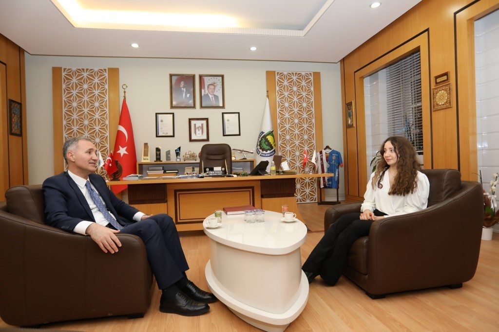 Ukrayna’da mahsur kalan Bursalı mimarlık öğrencisi Türkiye’ye döndü Ukrayna’nın Odessa şehrinde savaşın başlamasıyla mahsur kalan mimarlık öğrencisi Seher Güneş, altıncı günün sonunda Türkiye’deki ailesinin yanına ...