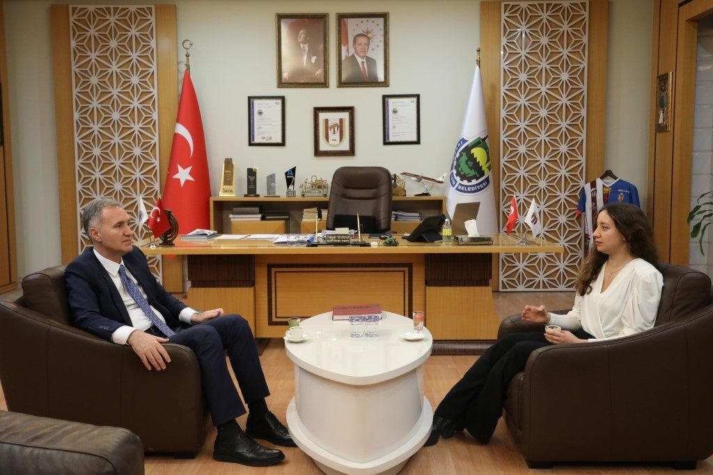 Ukrayna’da mahsur kalan Bursalı mimarlık öğrencisi Türkiye’ye döndü Ukrayna’nın Odessa şehrinde savaşın başlamasıyla mahsur kalan mimarlık öğrencisi Seher Güneş, altıncı günün sonunda Türkiye’deki ailesinin yanına ...