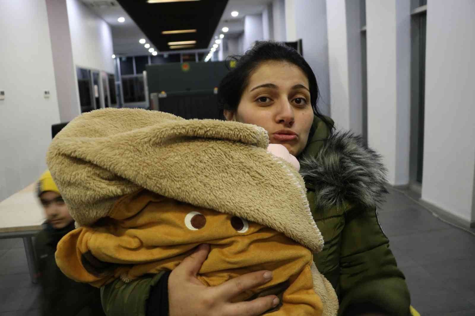 Ukrayna’da sığınakta doğan 5 günlük minik kız bebeği Türkiye’ye geldi Rusya’nın savaş açtığı Ukrayna’da sığınakta doğan 5 günlük minik kız bebek, Edirne’nin Kapıkule Sınır Kapısı’ndan giriş yaparak Türkiye’ye geldi ...