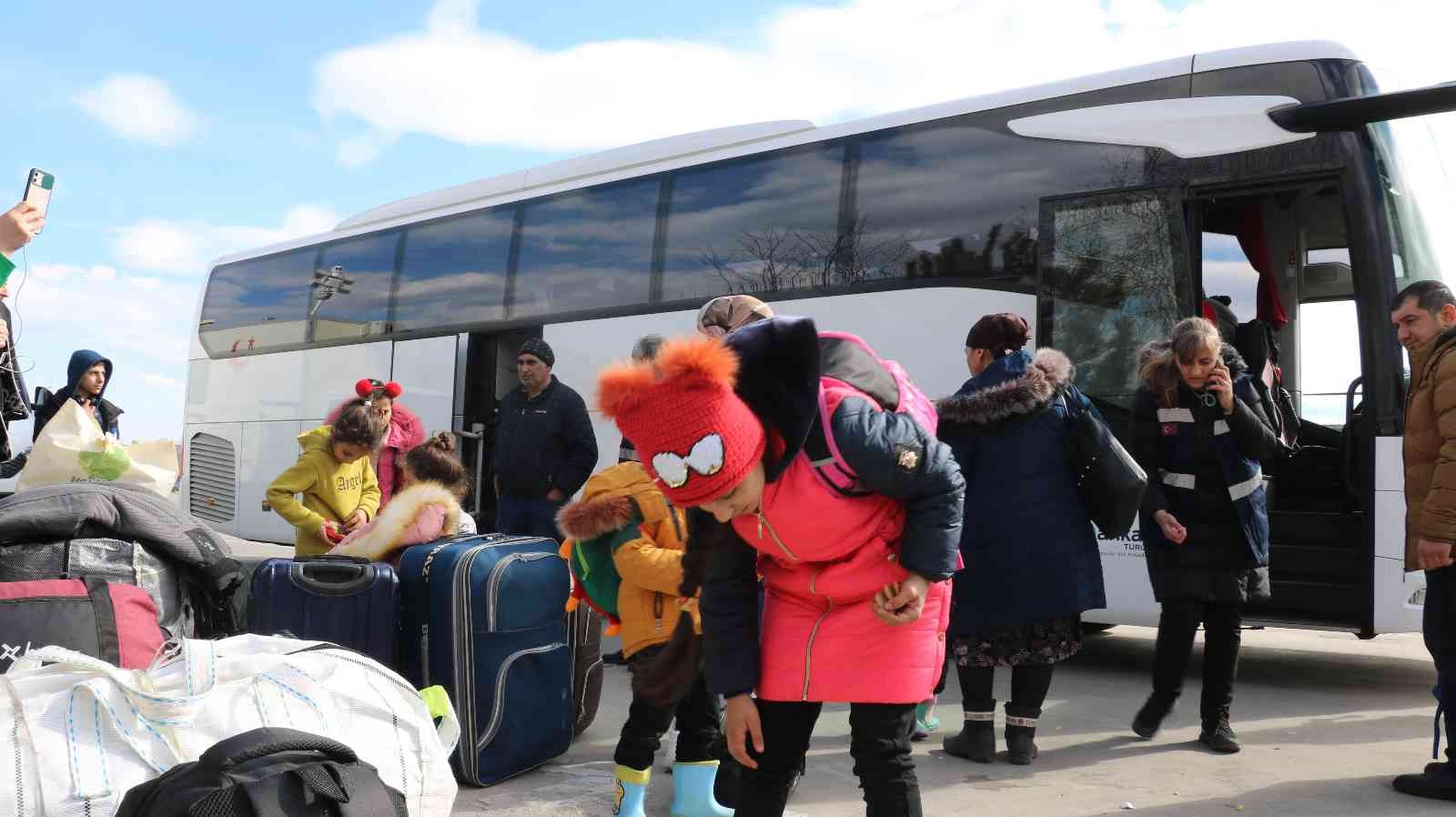 Ukrayna’daki savaştan kaçan Azerbaycanlı kadınlar: “Bizler savaş istemiyoruz” EDİRNE (İHA) – Rusya‘nın Ukrayna’ya açtığı savaş nedeniyle ülkeden göç etmek zorunda kalan Azerbaycanlı kadınlar, Edirne Kapıkule Sınır Kapısı ...