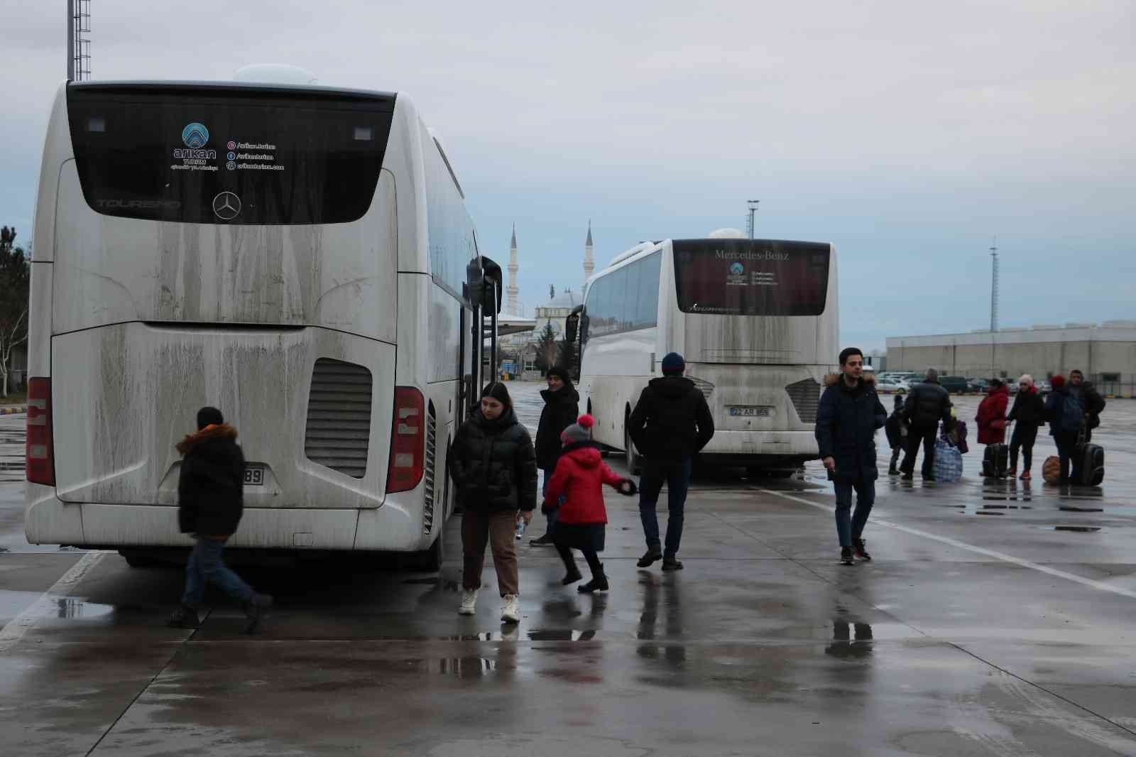 EDİRNE (İHA) – Rusya‘nın Ukrayna’ya açtığı savaş nedeniyle ülkeden göç etmek zorunda kalan Azerbaycanlı kadınlar, Edirne Kapıkule Sınır Kapısı ...