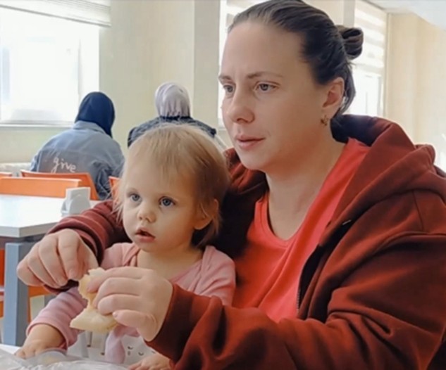 Rusya’nın Ukrayna’ya askeri müdahalesinin ardından çocuklarıyla birlikte Türkiye’ye tahliye edilen Kırım Tatar Türkleri, Edirne’de otelde misafir ...