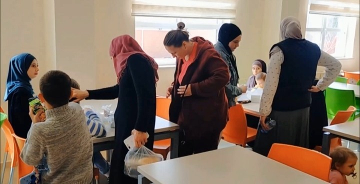 Rusya’nın Ukrayna’ya askeri müdahalesinin ardından çocuklarıyla birlikte Türkiye’ye tahliye edilen Kırım Tatar Türkleri, Edirne’de otelde misafir ...