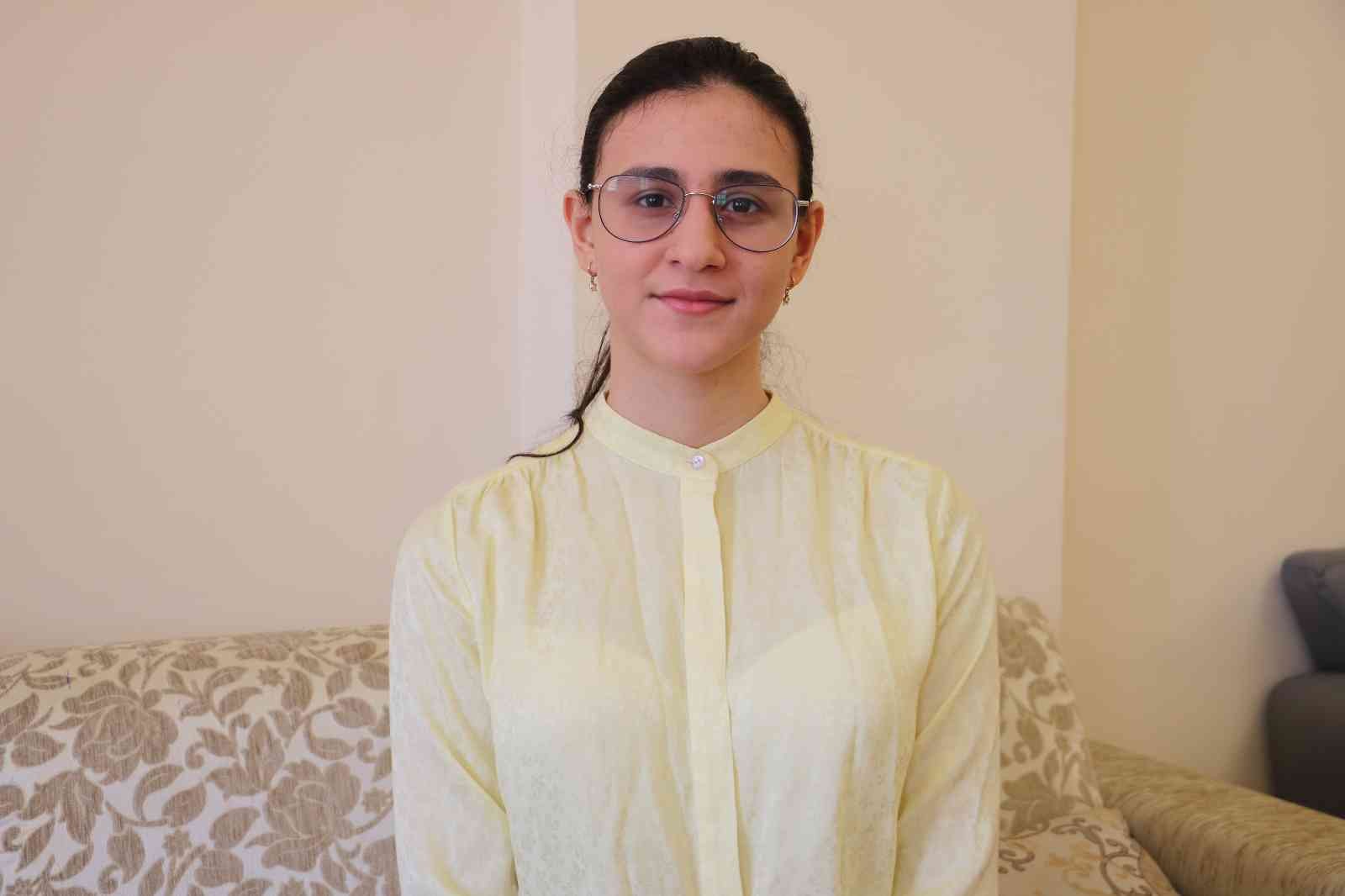 Ukrayna’dan tahliye edilen Kırım Türkü genç "Çanakkale" türküsüyle duygulandırdı Ukrayna’dan Türkiye’ye tahliye edilen Kırım Türklerinin arasında bulunan Evelina Kurtseitova, söylediği Çanakkale türküsüyle savaş mağdurlarına ...