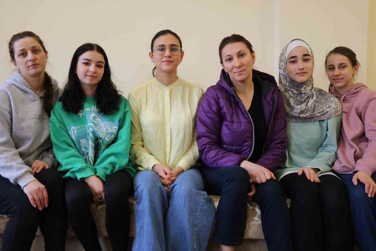 Ukrayna’dan tahliye edilen Kırım Türkü genç "Çanakkale" türküsüyle duygulandırdı Ukrayna’dan Türkiye’ye tahliye edilen Kırım Türklerinin arasında bulunan Evelina Kurtseitova, söylediği Çanakkale türküsüyle savaş mağdurlarına ...