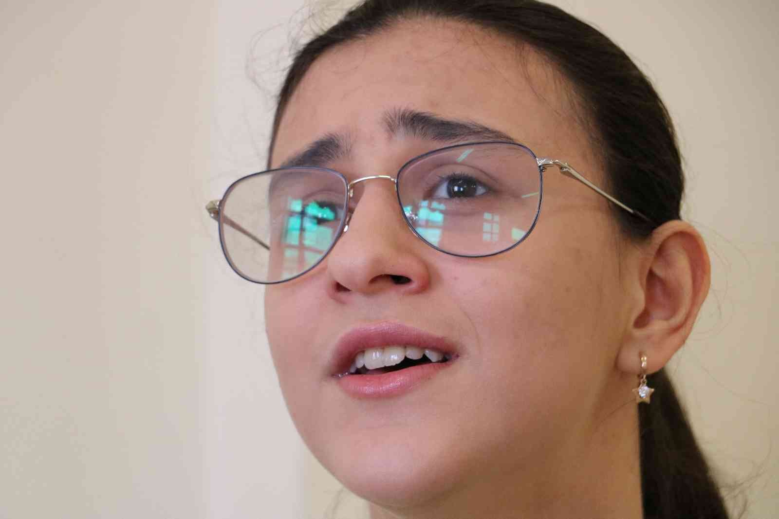 Ukrayna’dan tahliye edilen Kırım Türkü genç "Çanakkale" türküsüyle duygulandırdı Ukrayna’dan Türkiye’ye tahliye edilen Kırım Türklerinin arasında bulunan Evelina Kurtseitova, söylediği Çanakkale türküsüyle savaş mağdurlarına ...