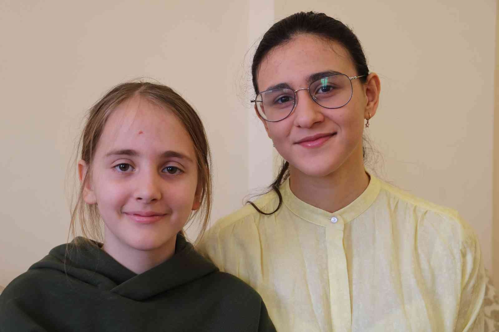 Ukrayna’dan tahliye edilen Kırım Türkü genç "Çanakkale" türküsüyle duygulandırdı Ukrayna’dan Türkiye’ye tahliye edilen Kırım Türklerinin arasında bulunan Evelina Kurtseitova, söylediği Çanakkale türküsüyle savaş mağdurlarına ...