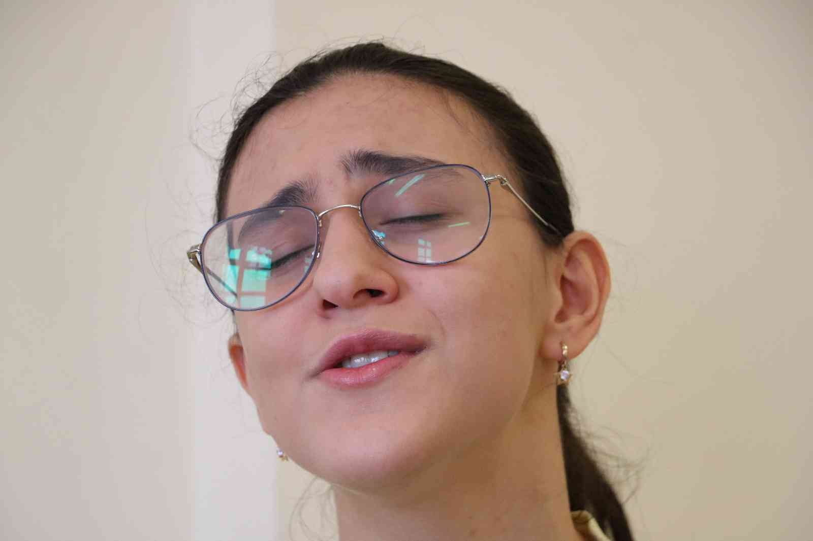 Ukrayna’dan tahliye edilen Kırım Türkü genç "Çanakkale" türküsüyle duygulandırdı Ukrayna’dan Türkiye’ye tahliye edilen Kırım Türklerinin arasında bulunan Evelina Kurtseitova, söylediği Çanakkale türküsüyle savaş mağdurlarına ...