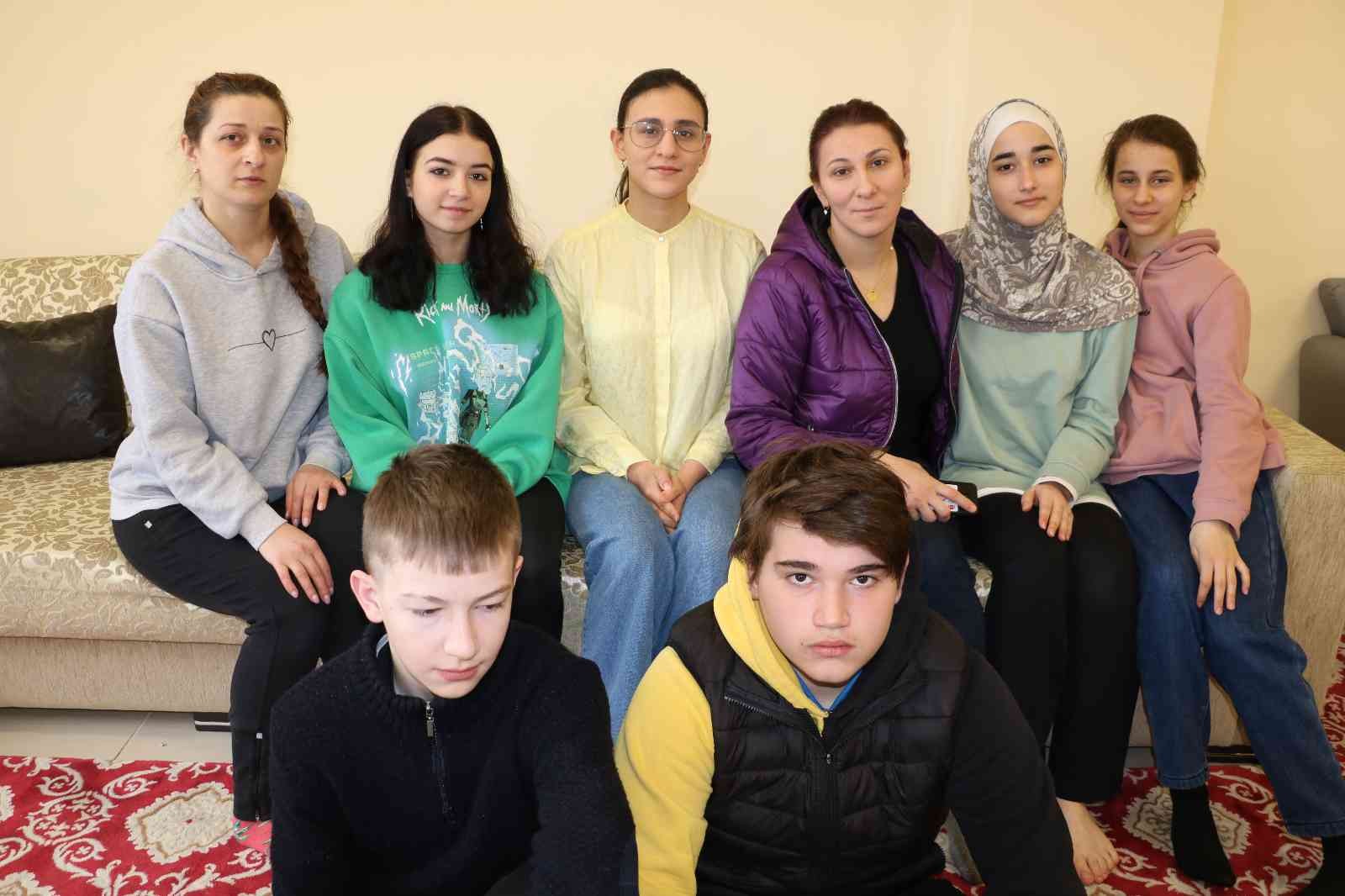 Ukrayna’dan tahliye edilen Kırım Türkü genç "Çanakkale" türküsüyle duygulandırdı Ukrayna’dan Türkiye’ye tahliye edilen Kırım Türklerinin arasında bulunan Evelina Kurtseitova, söylediği Çanakkale türküsüyle savaş mağdurlarına ...