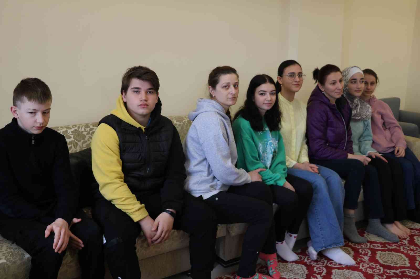 Ukrayna’dan tahliye edilen Kırım Türkü genç "Çanakkale" türküsüyle duygulandırdı Ukrayna’dan Türkiye’ye tahliye edilen Kırım Türklerinin arasında bulunan Evelina Kurtseitova, söylediği Çanakkale türküsüyle savaş mağdurlarına ...