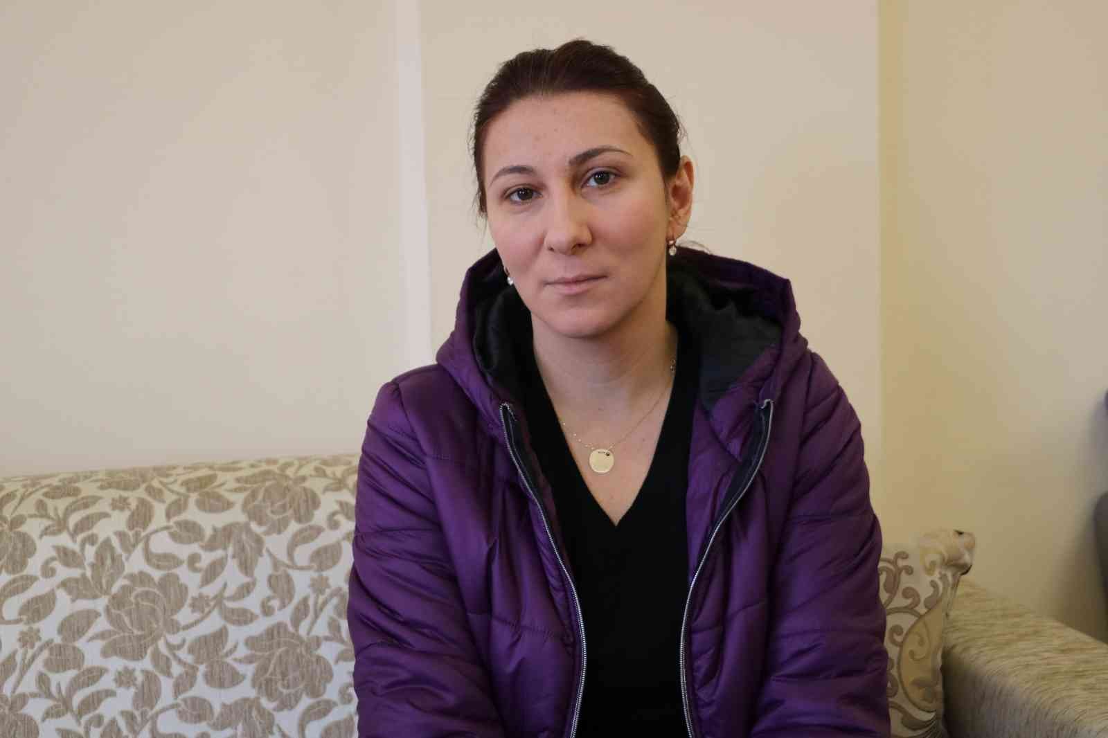 Ukrayna’dan tahliye edilen Kırım Türkü genç "Çanakkale" türküsüyle duygulandırdı Ukrayna’dan Türkiye’ye tahliye edilen Kırım Türklerinin arasında bulunan Evelina Kurtseitova, söylediği Çanakkale türküsüyle savaş mağdurlarına ...