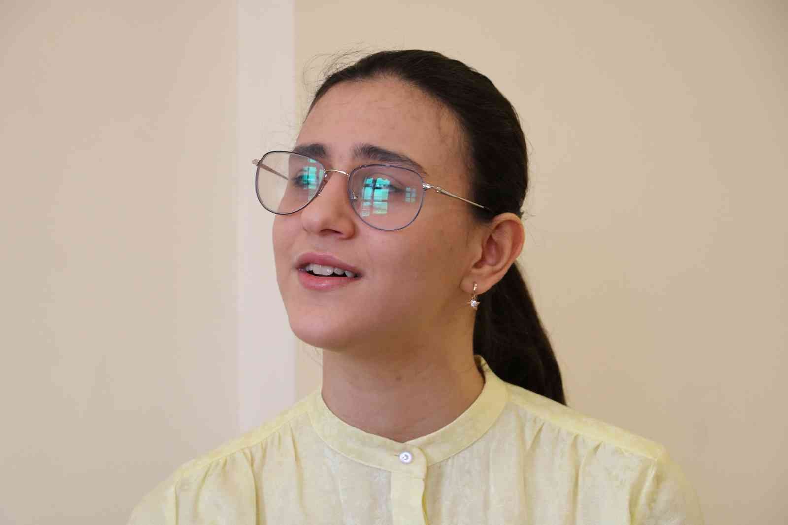 Ukrayna’dan tahliye edilen Kırım Türkü genç "Çanakkale" türküsüyle duygulandırdı Ukrayna’dan Türkiye’ye tahliye edilen Kırım Türklerinin arasında bulunan Evelina Kurtseitova, söylediği Çanakkale türküsüyle savaş mağdurlarına ...