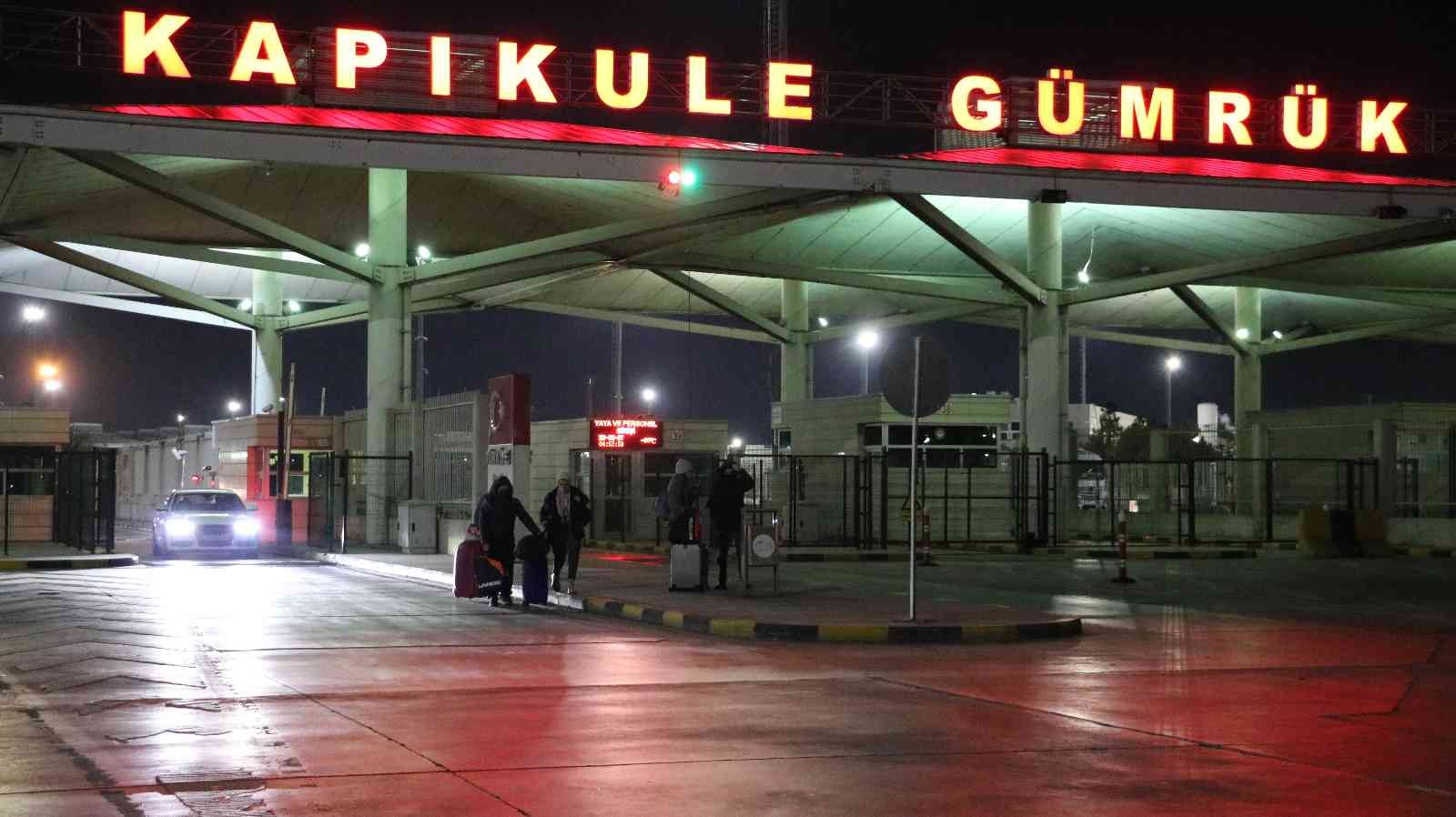 Ukrayna’dan tahliye edilen Türk vatandaşları Kapıkule’den ülkeye giriş yapıyor Rusya’nın saldırısı sonrası Ukrayna’dan ayrılan Türk vatandaşları, Kapıkule ve Hamzabeyli Sınır Kapılarından ülkeye giriş yapıyor. Rusya’nın ...