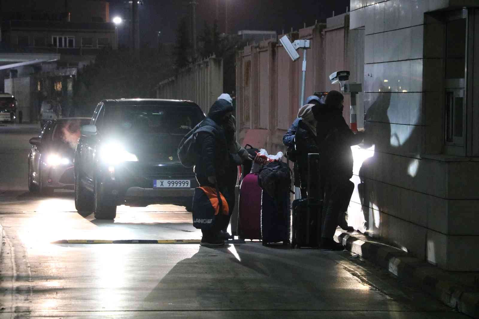 Ukrayna’dan tahliye edilen Türk vatandaşları Kapıkule’den ülkeye giriş yapıyor Rusya’nın saldırısı sonrası Ukrayna’dan ayrılan Türk vatandaşları, Kapıkule ve Hamzabeyli Sınır Kapılarından ülkeye giriş yapıyor. Rusya’nın ...