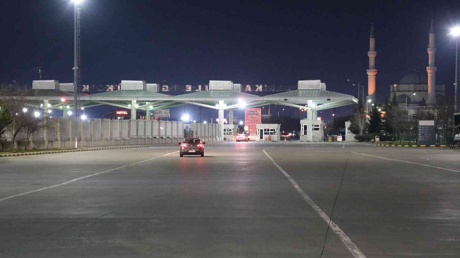 Ukrayna’dan tahliye edilen Türk vatandaşları Kapıkule’den ülkeye giriş yapıyor Rusya’nın saldırısı sonrası Ukrayna’dan ayrılan Türk vatandaşları, Kapıkule ve Hamzabeyli Sınır Kapılarından ülkeye giriş yapıyor. Rusya’nın ...