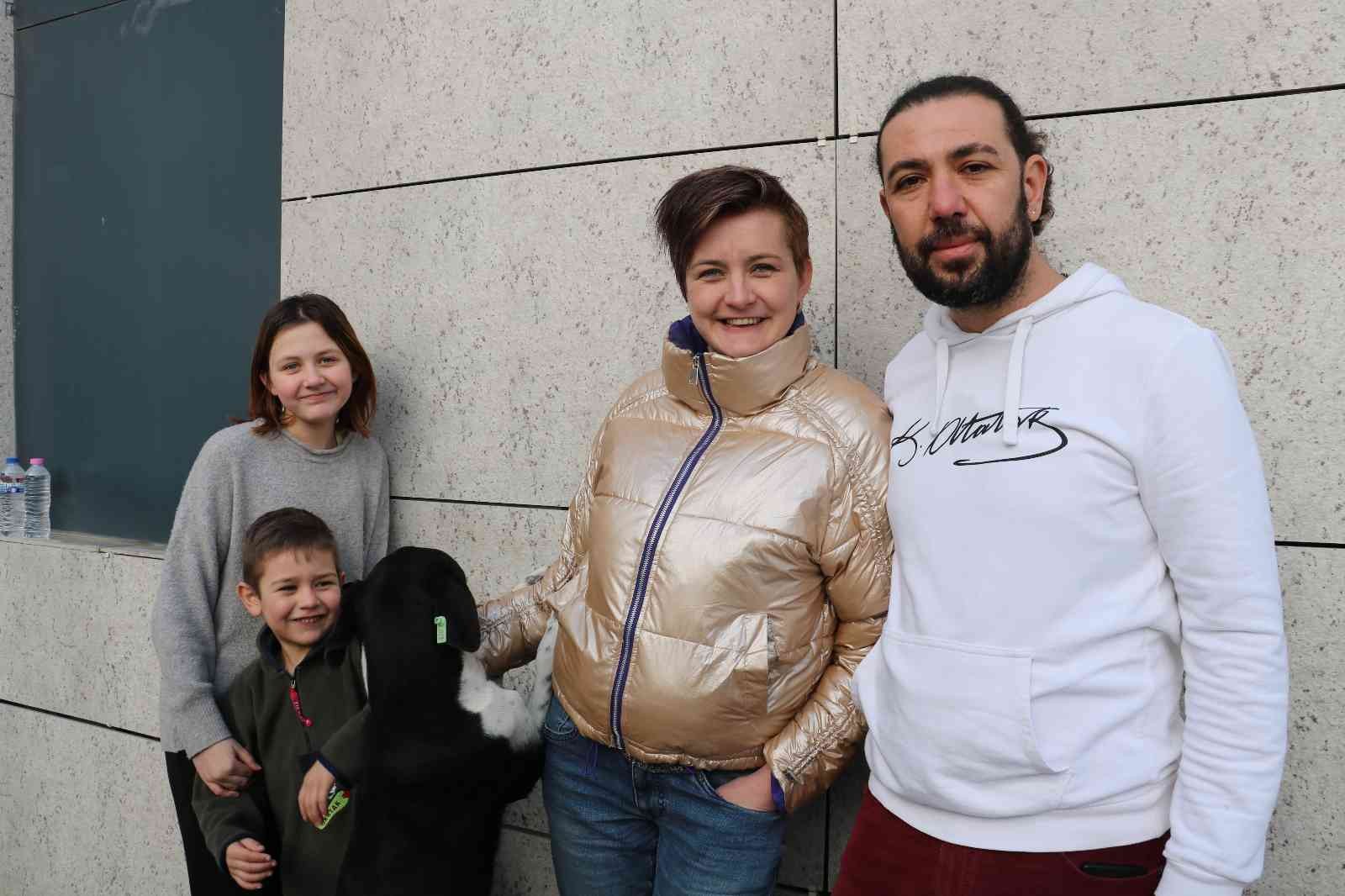 Rusya’nın Ukrayna’ya saldırılarından kaçarak Edirne Hamzabeyli Sınır Kapısından Türkiye’ye giriş yapan aile 17 yaşındaki kızlarını Kiev’de ...