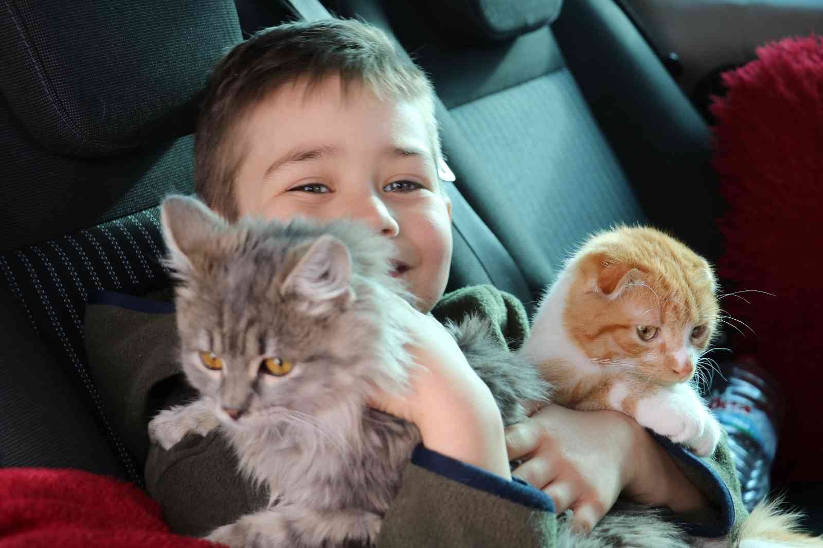 Rusya’nın Ukrayna’ya saldırılarından kaçarak Edirne Hamzabeyli Sınır Kapısından Türkiye’ye giriş yapan aile 17 yaşındaki kızlarını Kiev’de ...