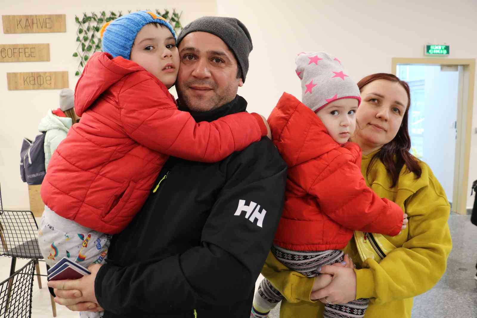 Ukrayna’nın çeşitli bölgelerinde yaşayan Türk ve Ukraynalı anneler çocuklarıyla, savaştan kaçarak günlerdir süren yolcuğunun ardından Edirne ...