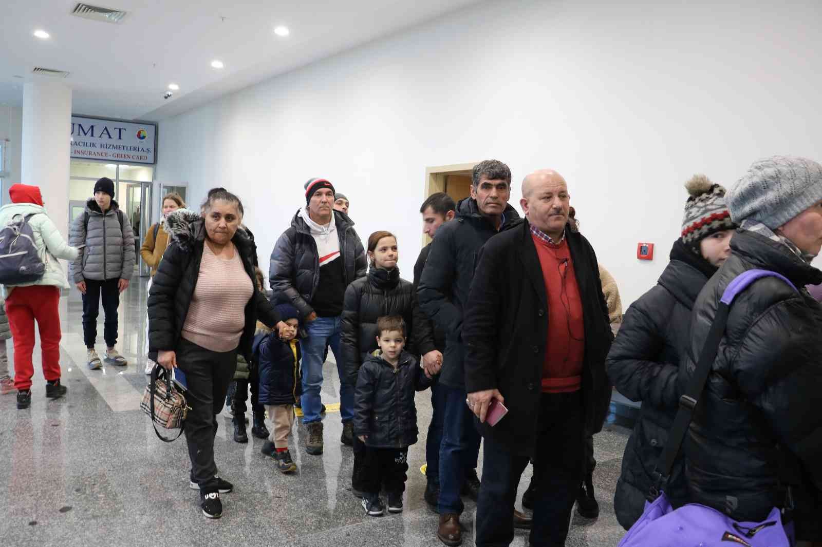 Ukrayna’nın çeşitli bölgelerinde yaşayan Türk ve Ukraynalı anneler çocuklarıyla, savaştan kaçarak günlerdir süren yolcuğunun ardından Edirne ...