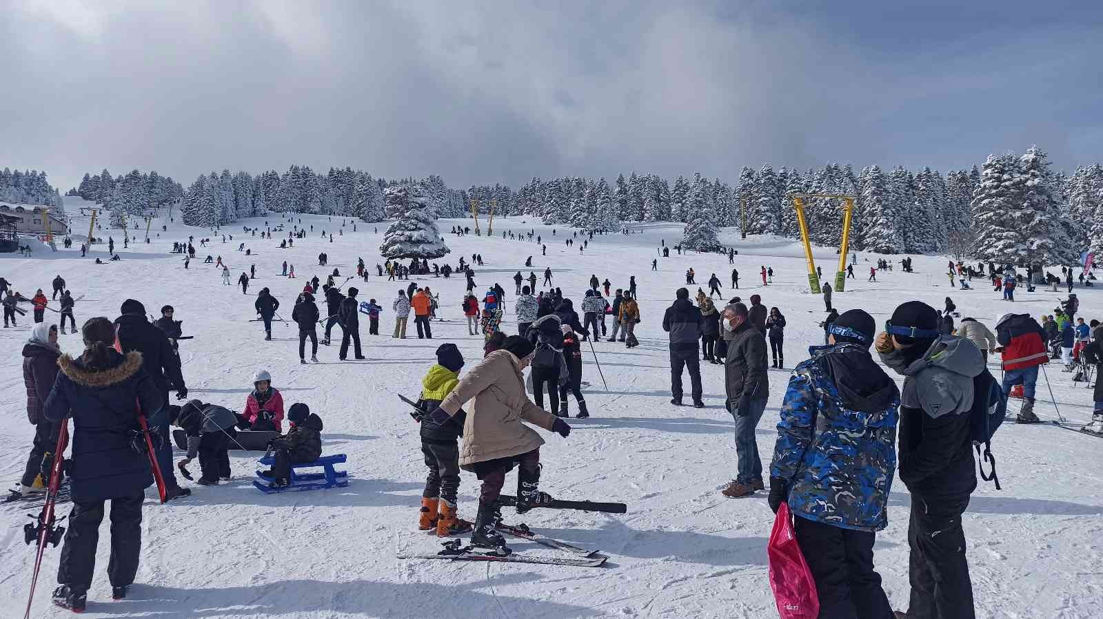 Uludağ’da kar kalınlığı 2 metreye yaklaştı Uludağ’da kar kalınlığı son kar yağışının ardından 190 santimetre olarak ölçüldü. Yerli ve yabancı turistlerin yanı sıra günübirlikçiler de ...