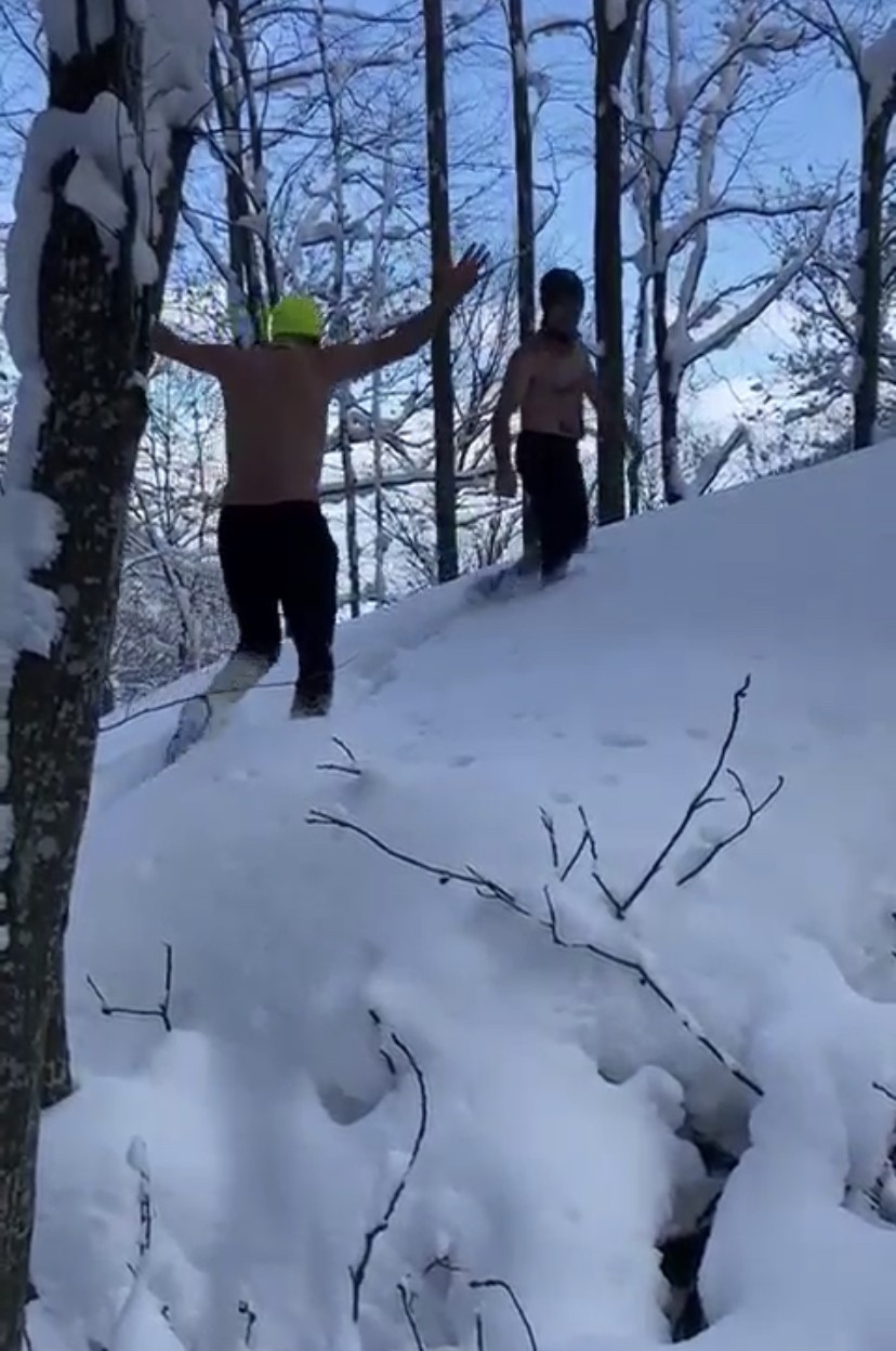 Uludağ’ın eteklerinde dondurucu soğukta kar banyosu yaptılar Bursa’da iki arkadaş dondurucu soğukta kar yağışını fırsata çevirdi. Uludağ’ın eteklerindeki ormanlık alanda kar banyosu yapan iki kafadar ...