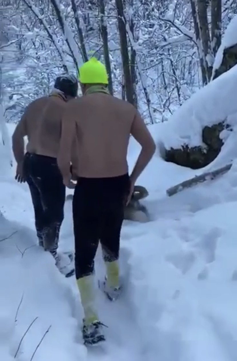 Uludağ’ın eteklerinde dondurucu soğukta kar banyosu yaptılar Bursa’da iki arkadaş dondurucu soğukta kar yağışını fırsata çevirdi. Uludağ’ın eteklerindeki ormanlık alanda kar banyosu yapan iki kafadar ...