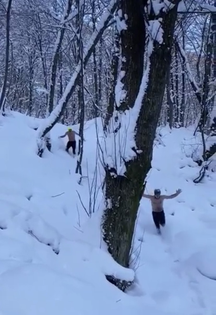 Uludağ’ın eteklerinde dondurucu soğukta kar banyosu yaptılar Bursa’da iki arkadaş dondurucu soğukta kar yağışını fırsata çevirdi. Uludağ’ın eteklerindeki ormanlık alanda kar banyosu yapan iki kafadar ...