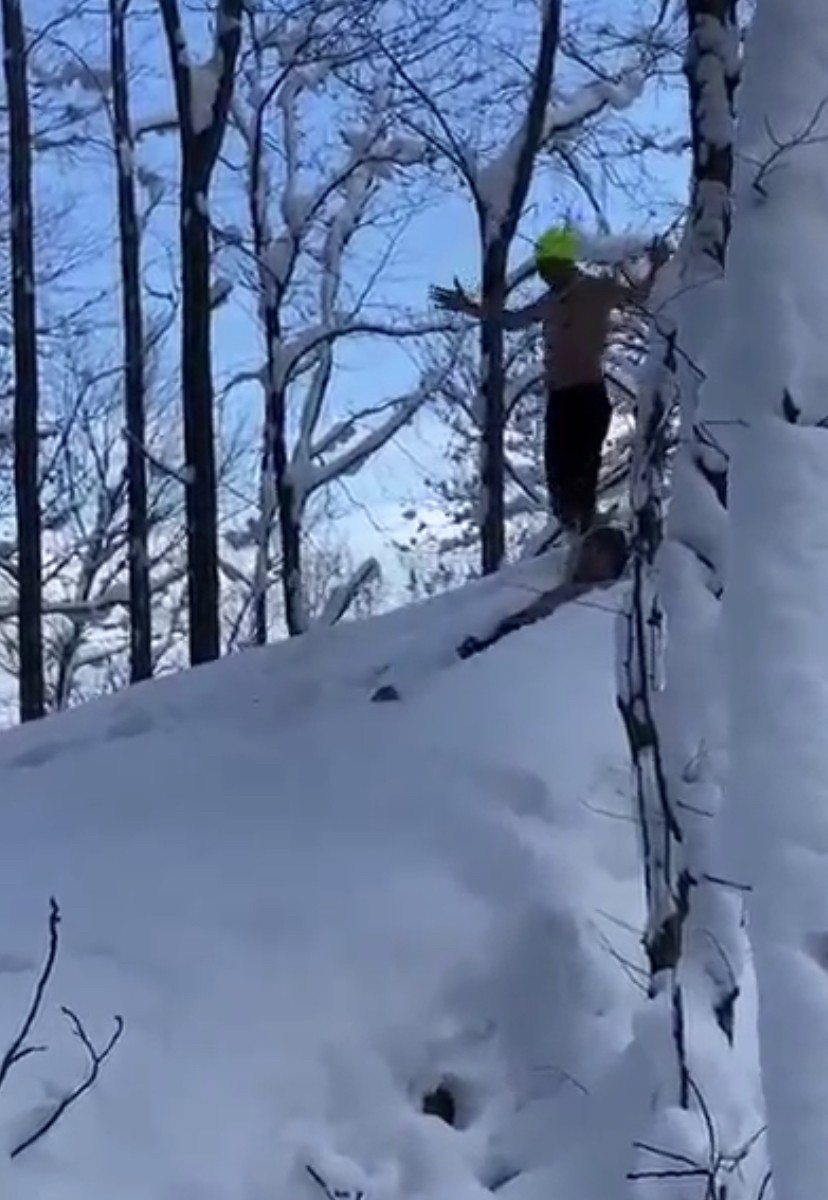 Uludağ’ın eteklerinde dondurucu soğukta kar banyosu yaptılar Bursa’da iki arkadaş dondurucu soğukta kar yağışını fırsata çevirdi. Uludağ’ın eteklerindeki ormanlık alanda kar banyosu yapan iki kafadar ...