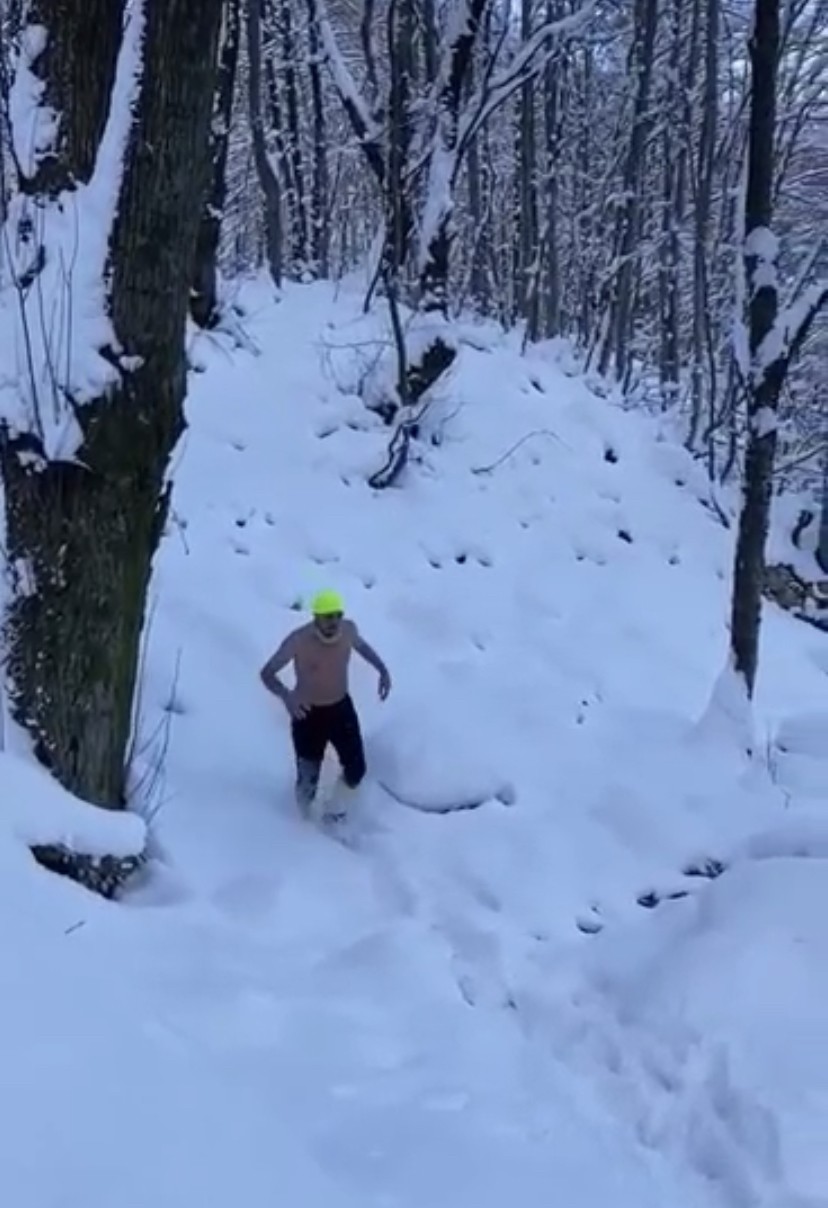Uludağ’ın eteklerinde dondurucu soğukta kar banyosu yaptılar Bursa’da iki arkadaş dondurucu soğukta kar yağışını fırsata çevirdi. Uludağ’ın eteklerindeki ormanlık alanda kar banyosu yapan iki kafadar ...